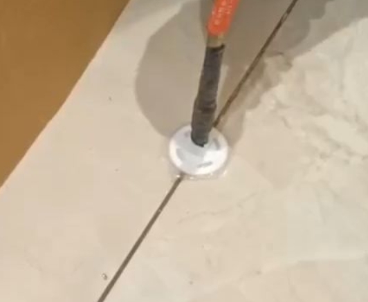 静乐瓷砖空鼓维修公司专业解答瓷砖在铺贴过程中，如果没有涂抹均匀到位的粘结材料（如水泥砂浆或瓷砖胶），可能会导致以下问题